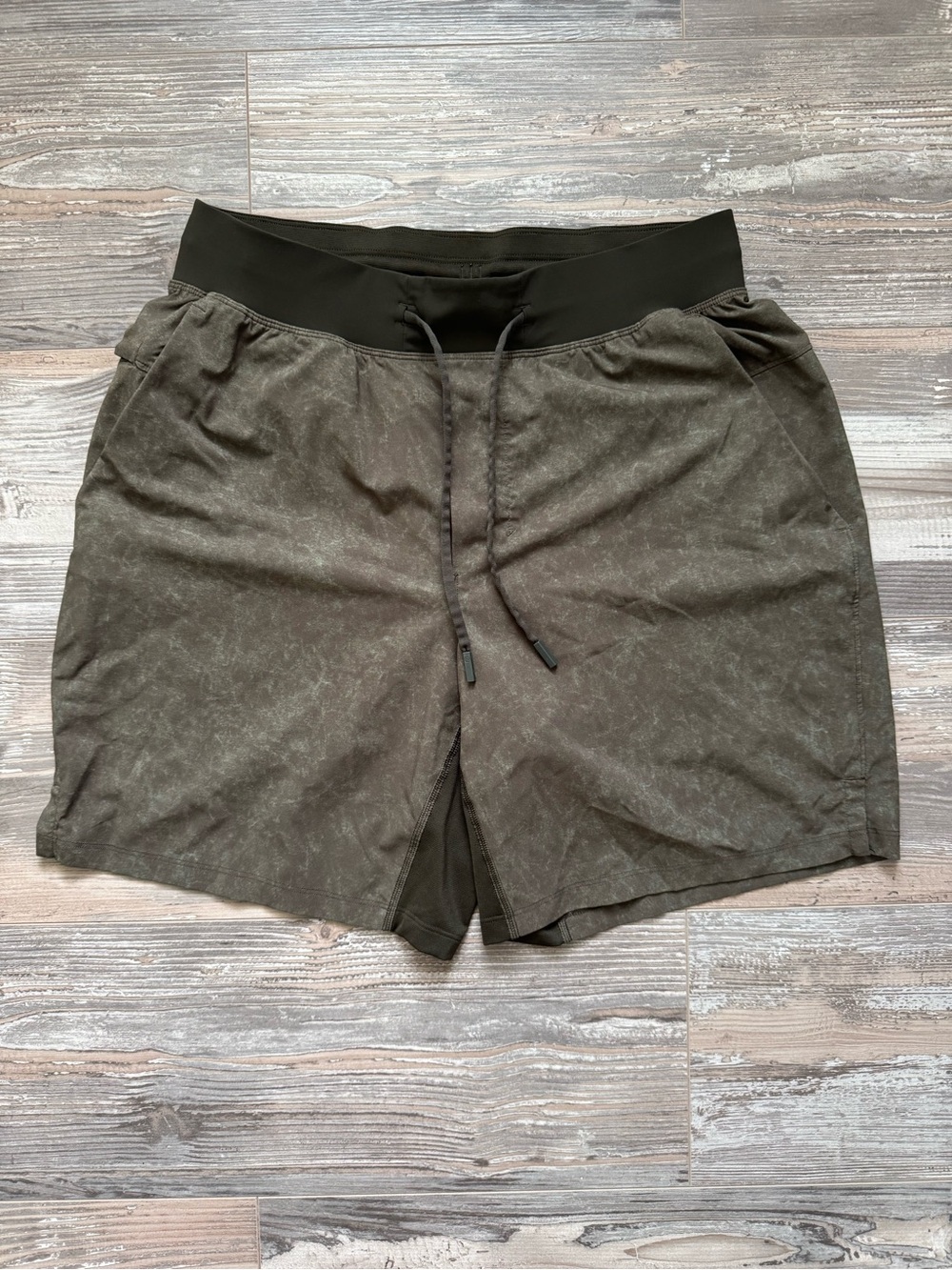 Men's Lululemon Unlined Medium Drawstring Shorts Olive Green Like New